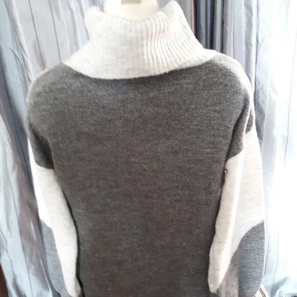 Sweater - Grey/White/Burgundy - Sz. Medium by Signature - Picture 2 of 4